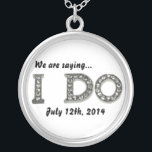 Ich Hochzeit Bling Save the Date Necklace Versilberte Kette<br><div class="desc">Ich heiße Save the Date eine Klatsche auf. Passen Sie die Hintergrundfarbe an,  indem Sie Bearbeiten und Hintergrund auswählen,  um die Farbe in einen beliebigen Farbton von Gelb,  Rot,  Blau,  Grün,  Orange,  Rosa zu ändern. Ändern Sie den Schriftart,  das Datum und/oder fügen Sie Foto oder Text hinzu.</div>