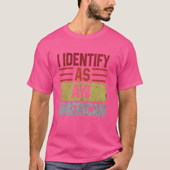 Ich identifiziere mich als Amerikaner T-Shirt (Vorderseite)