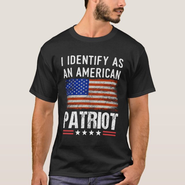 Ich identifiziere mich als amerikanischer Patriot  T-Shirt (Vorderseite)
