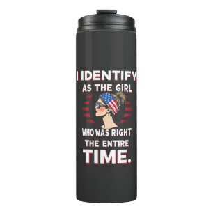 Ich identifiziere mich als Mädchen, das zur vollen Thermosbecher