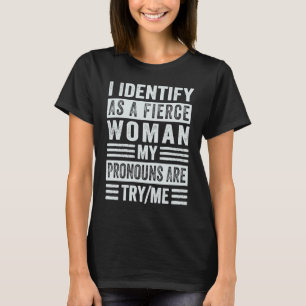 Ich identifiziere mich als scharfe Frau, die meine T-Shirt