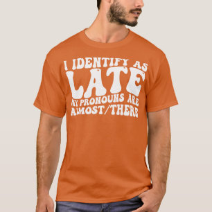 Ich identifiziere mich als spät, meine Pronomen si T-Shirt