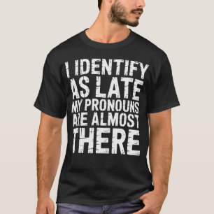 Ich identifiziere mich als spät, meine Pronomen si T-Shirt