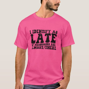 Ich identifiziere mich als spät, meine Pronomen si T-Shirt