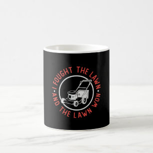 Ich kämpfte gegen den Rasen und den Rasenmäher Kaffeetasse