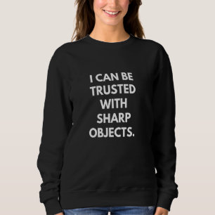 Ich kann mit scharfen Objekten vertraut sein, die  Sweatshirt