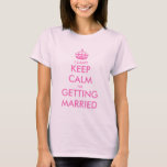 Ich kann nicht behalten, dass ich Rosa in Shirt he<br><div class="desc">Ich kann nicht behalten,  dass ich mit Shirt pink heiraten werde. Personalisierbares Vorlagendesign für bald verheiratete Frauen. Erstellen Sie Ihre eigene personalisierte Parodie "Ruhe Behalt und mach weiter". Verwenden Sie diese Vorlage mit Krone,  um Ihren eigenen lustigen Text zu erstellen. Weitere Sonderfarben und Vintage Keepcalmandarryon-Designs sind ebenfalls erhältlich.</div>