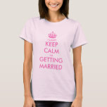 Ich kann Ruhe nicht behalten, die ich T-Shirt<br><div class="desc">Ich kann Ruhe nicht behalten,  die ich verheiratetes rosa T-Shirt erhalte. Personalizable Schablonenentwurf,  damit bald verheiratete Frauen sind. Schaffen Sie Ihr eigenes personalisiertes "behalten Ruhe und weitermachen" Parodie. Benutzen Sie diese Schablone mit Krone,  um Ihren eigenen lustigen Text zu schaffen. Kundenspezifischere Farben und Vintage keepcalmandcarryon Entwürfe sind auch verfügbar.</div>