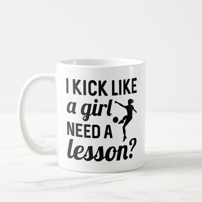 Ich kick wie ein Mädchen braucht eine Lektion Kaffeetasse (Links)