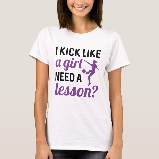 Ich kick wie ein Mädchen braucht eine Lektion T-Shirt (Vorderseite)