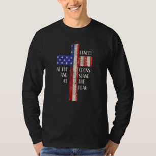 Ich knie am Kreuz und stehe an der Flagge Männer s T-Shirt