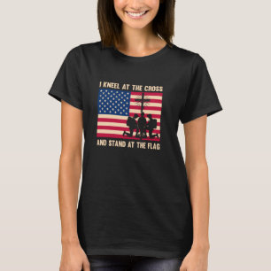 Ich knie am Kreuz und stehe an der Flagge T-Shirt