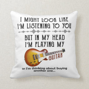 Ich könnte aussehen, als höre ich dir Gitarre spie Kissen