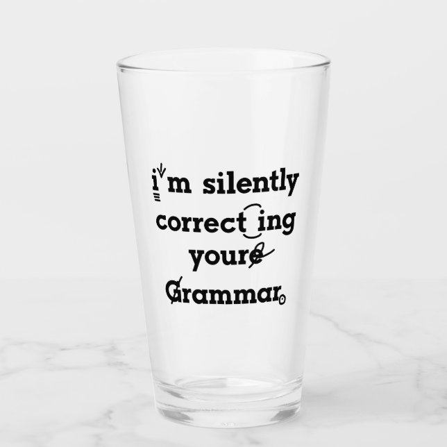 "Ich korrigiere leise deine Grammatik" lustig Glas (Vorderseite)