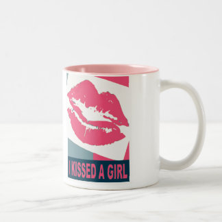 Ich küsste ein Mädchen Zweifarbige Tasse