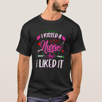 Ich küsste eine Krankenschwester und mochte es mit T-Shirt