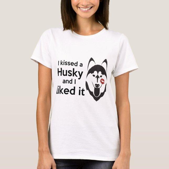 "Ich küsste einen Husky und ich mochte ihn" T-Shir T-Shirt (Vorderseite)