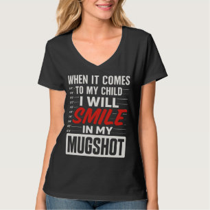 Ich lächle in meinem Mugshot T-Shirt