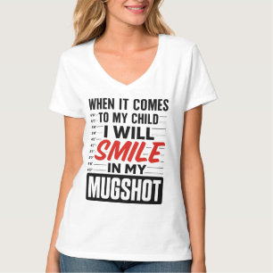 Ich lächle in meinem Mugshot T-Shirt