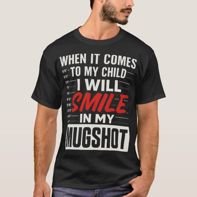 Ich lächle in meinem Mugshot T-Shirt (Vorderseite)