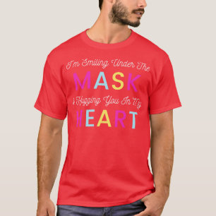 Ich lächle unter der Maske und umarme dich in mein T-Shirt