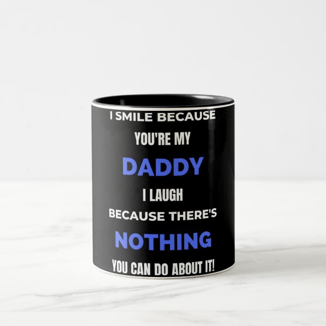 Ich lächle, weil du mein Vater bist Zweifarbige Tasse (Mittel)