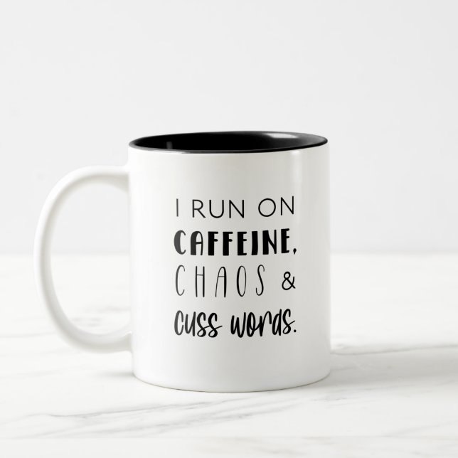 Ich laufe auf Coffein, Chaos und Cuss-Wörter Kaffe Zweifarbige Tasse (Links)