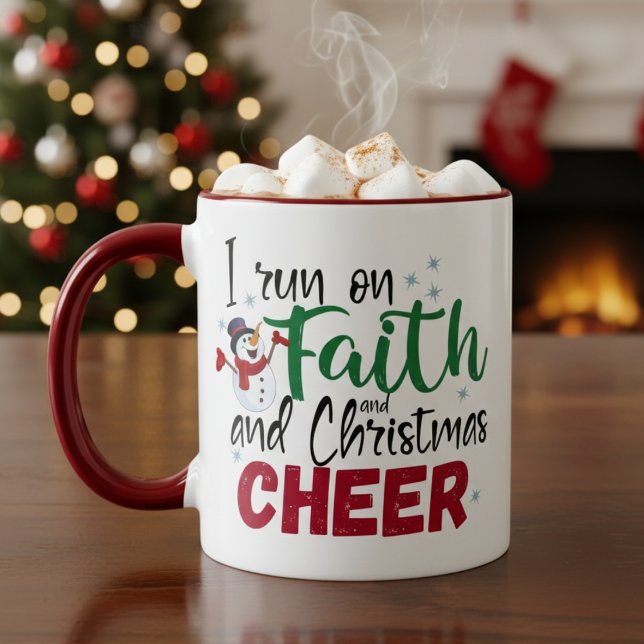 Ich laufe auf den Glauben und Weihnachtsjubeln Zweifarbige Tasse (I Run On Faith and Christmas Cheer Two-Tone Coffee Mug)