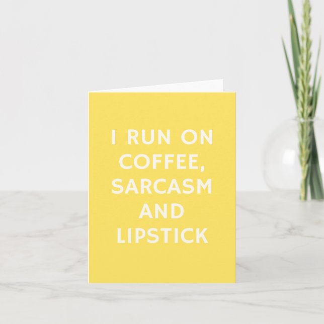 Ich laufe auf Kaffee, Sarcasm und Lipstick - Funny Karte (Vorderseite)