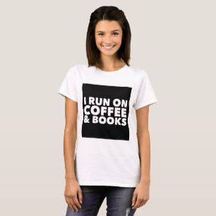 Ich laufe auf Kaffee und Buch-Weiß-T-Shirt T-Shirt
