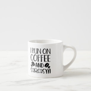 Ich laufe auf Kaffee und Sarcasi Espressotasse