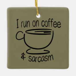 Ich laufe auf Kaffee und Sarkasmus Keramikornament