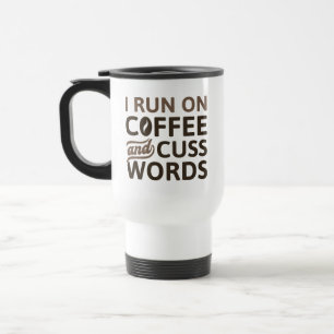 Ich laufe auf Kaffee und schreibe Worte Reisebecher