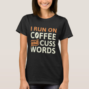 Ich laufe auf Kaffee und schreibe Worte T-Shirt