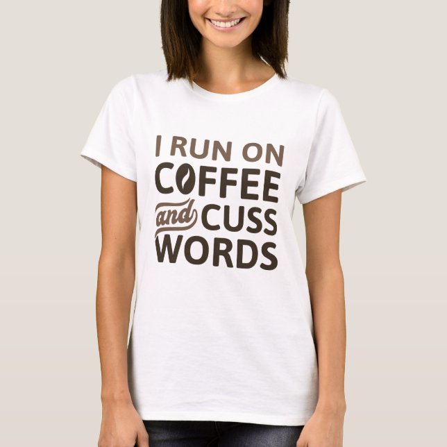 Ich laufe auf Kaffee und schreibe Worte T-Shirt (Vorderseite)