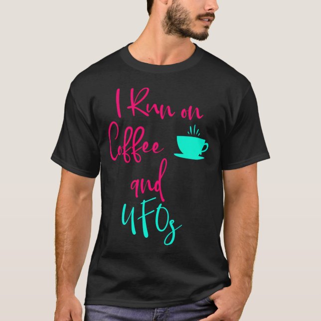 Ich laufe auf Kaffee und Ufos Niedliche Alien Zita T-Shirt (Vorderseite)