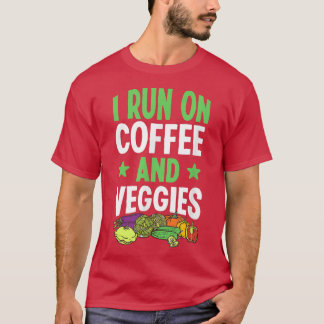 Ich laufe auf Kaffee und Veggies Lettuce Cucumber T-Shirt