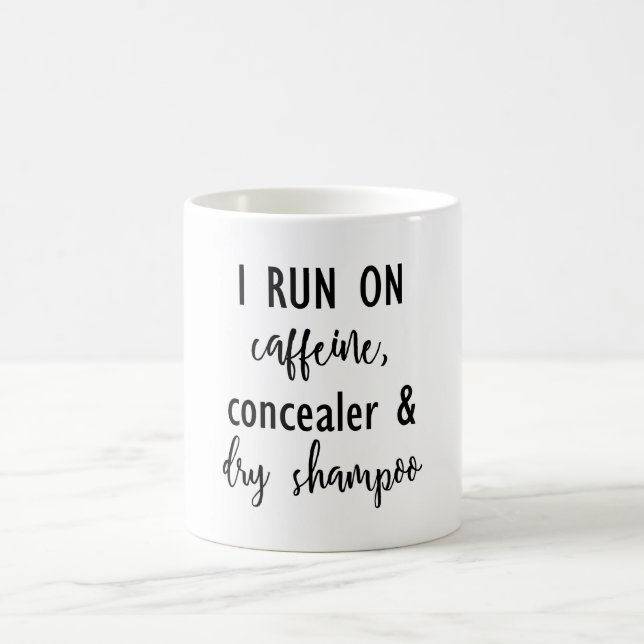 Ich laufe auf Koffein, Concealer u. trockene Kaffeetasse (Mittel)