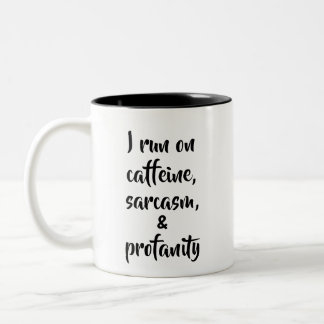 Ich laufe auf Koffein, Sarkasmus und Obszönität Zweifarbige Tasse