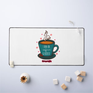 Ich laufe auf Koffein und Kisses Mama Life Schreibtischunterlage