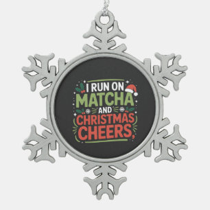 Ich laufe auf Matcha und Weihnachtsfreude - Grüner Schneeflocken Zinn-Ornament