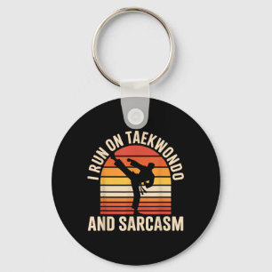 Ich laufe auf Taekwondo und Sarkasmus Lustiges Tae Schlüsselanhänger