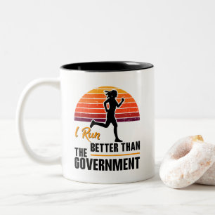 Ich laufe besser als die Regierung Lustiger Läufer Zweifarbige Tasse