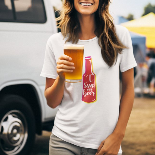 Ich laufe für Bier Fitness Spaß Red Bottle T-Shirt (Von Creator hochgeladen)