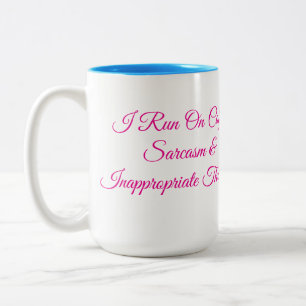 Ich laufe mit Kaffee Sarcasmus & unangebrachten Ge Zweifarbige Tasse