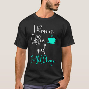 Ich laufe mit Kaffee und gegrilltem Käse, getoaste T-Shirt