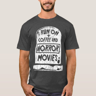 Ich laufe mit Kaffee und Horrorfilmen Fan lustiger T-Shirt