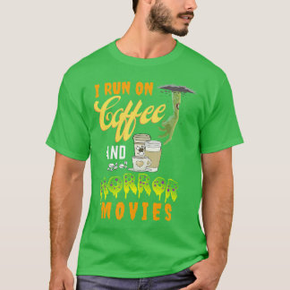 Ich laufe mit Kaffee und Horrorfilmen Freundin Mäd T-Shirt