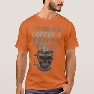 Ich laufe mit Kaffee und Horrorfilmen Halloween Ko T-Shirt