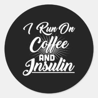 Ich laufe mit Kaffee und Insulin-Diabetes Runder Aufkleber